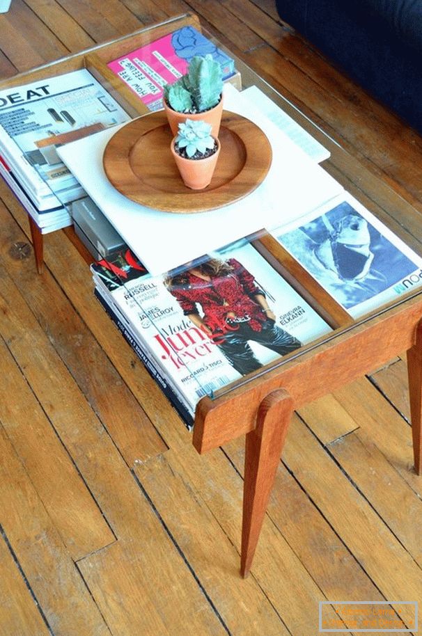 Časopisi u stolu ispod stakla