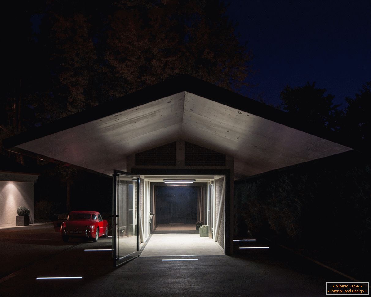 Večernje osvjetljenje garaže sa nadstrešnicom