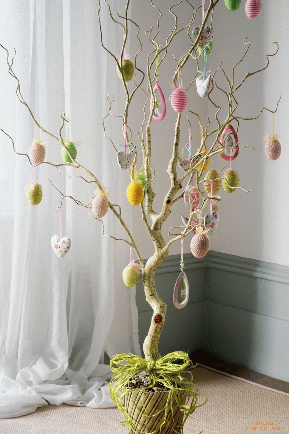 Drvo с сердечками и пасхальными яйцами