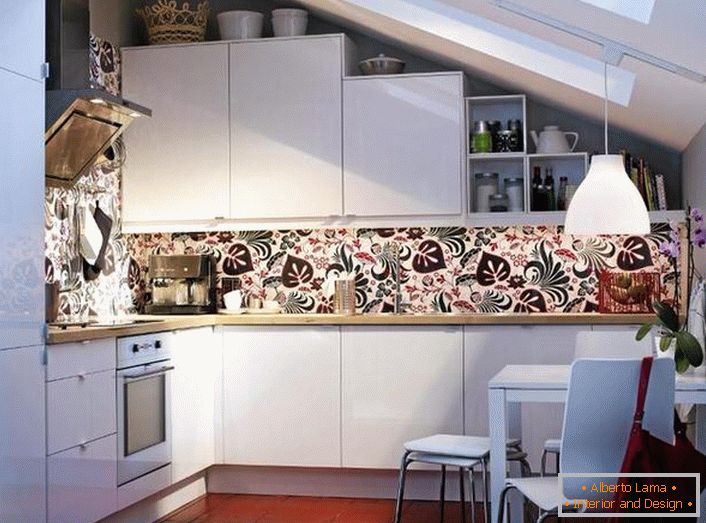 Moderni ugrađeni aparati harmonično se uklapaju u ukupni dizajn kuhinje. Lakonski dizajn malog prostora na podu potkrovlja dizajniran je u skladu sa zahtevima skandinavskog stila.