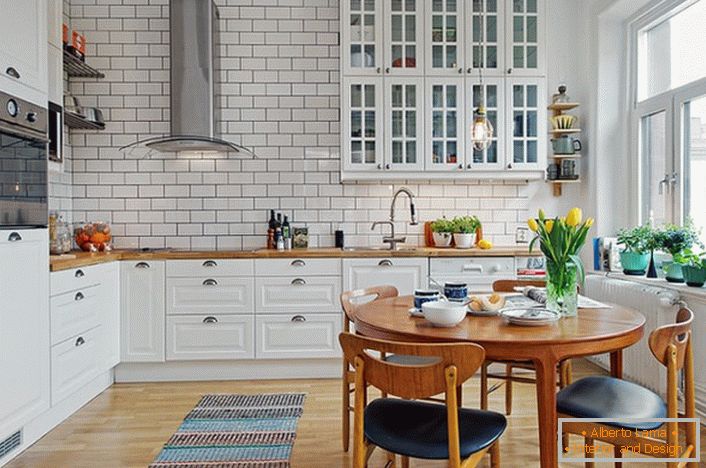 Unutrašnjost kuhinje napravljena je u skandinavskom stilu, koja se izražava u belom, mirnom dizajnu. 