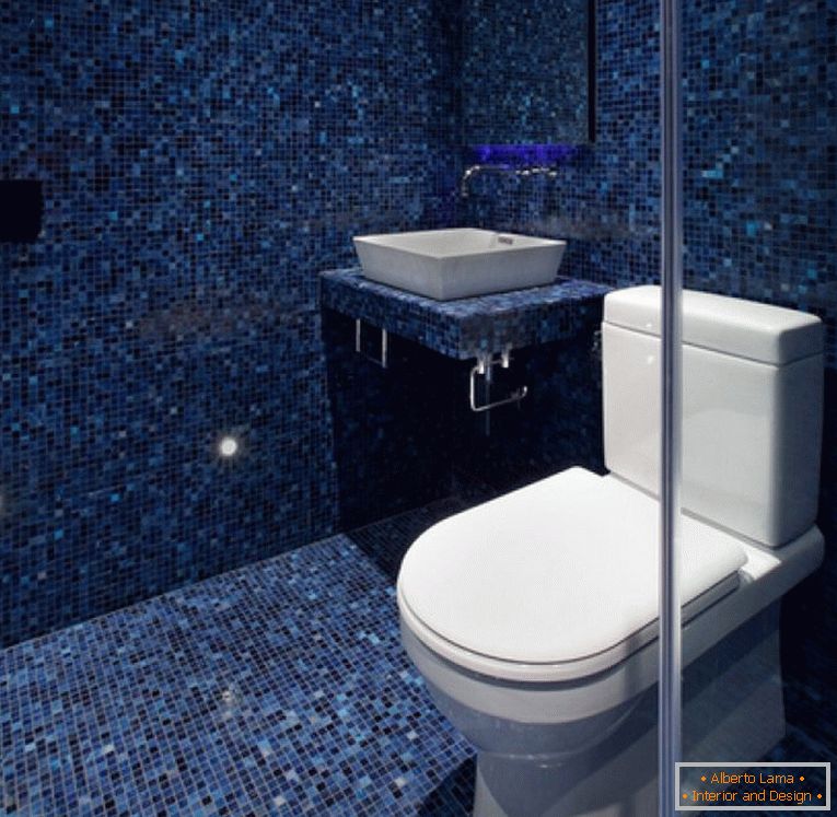 Plavi mozaik u dizajnu toaleta