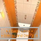 Kombinacija bijele i narandžaste pločice u dizajnu toaleta