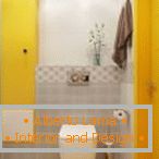 Siva i žuta u dizajnu toaleta