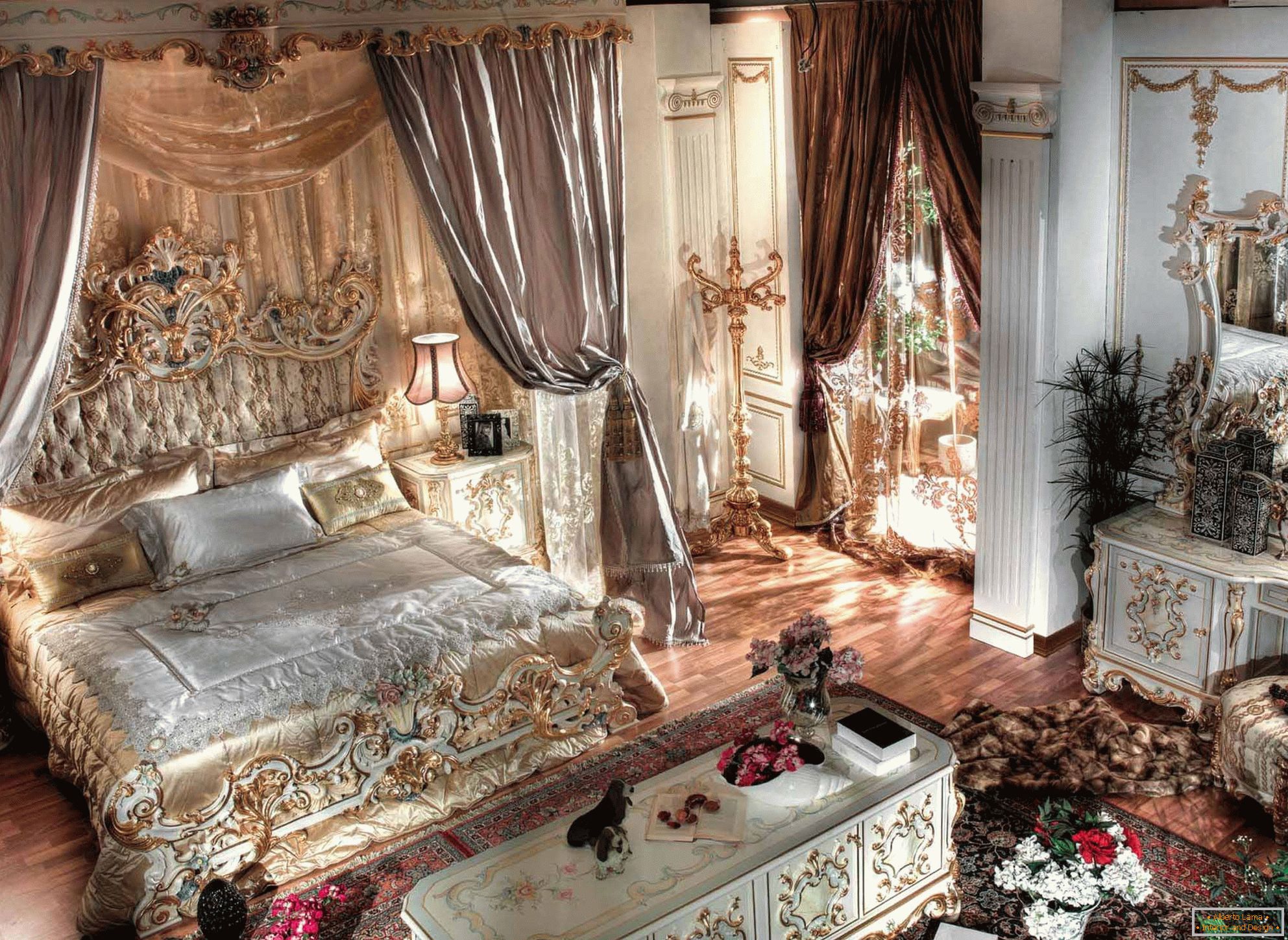 Luksuzna barokna spavaća soba sa visokim plafonima. U centru kompozicije nalazi se masivni ležaj od drveta sa izrezanim leđima.