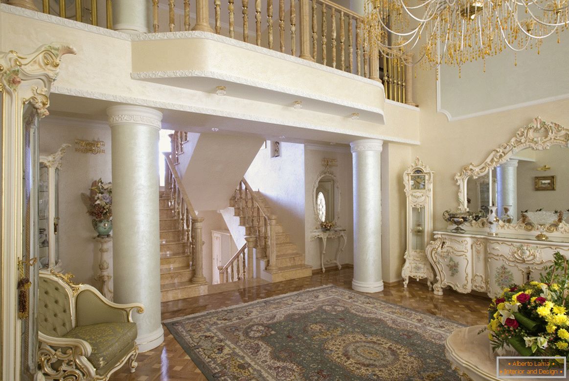 Dnevni boravak u baroknom stilu primetan je za kolone sa malim balkonom na drugom spratu.