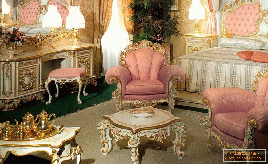 Nežna spavaća soba u baroknom stilu sa roze tonovima.
