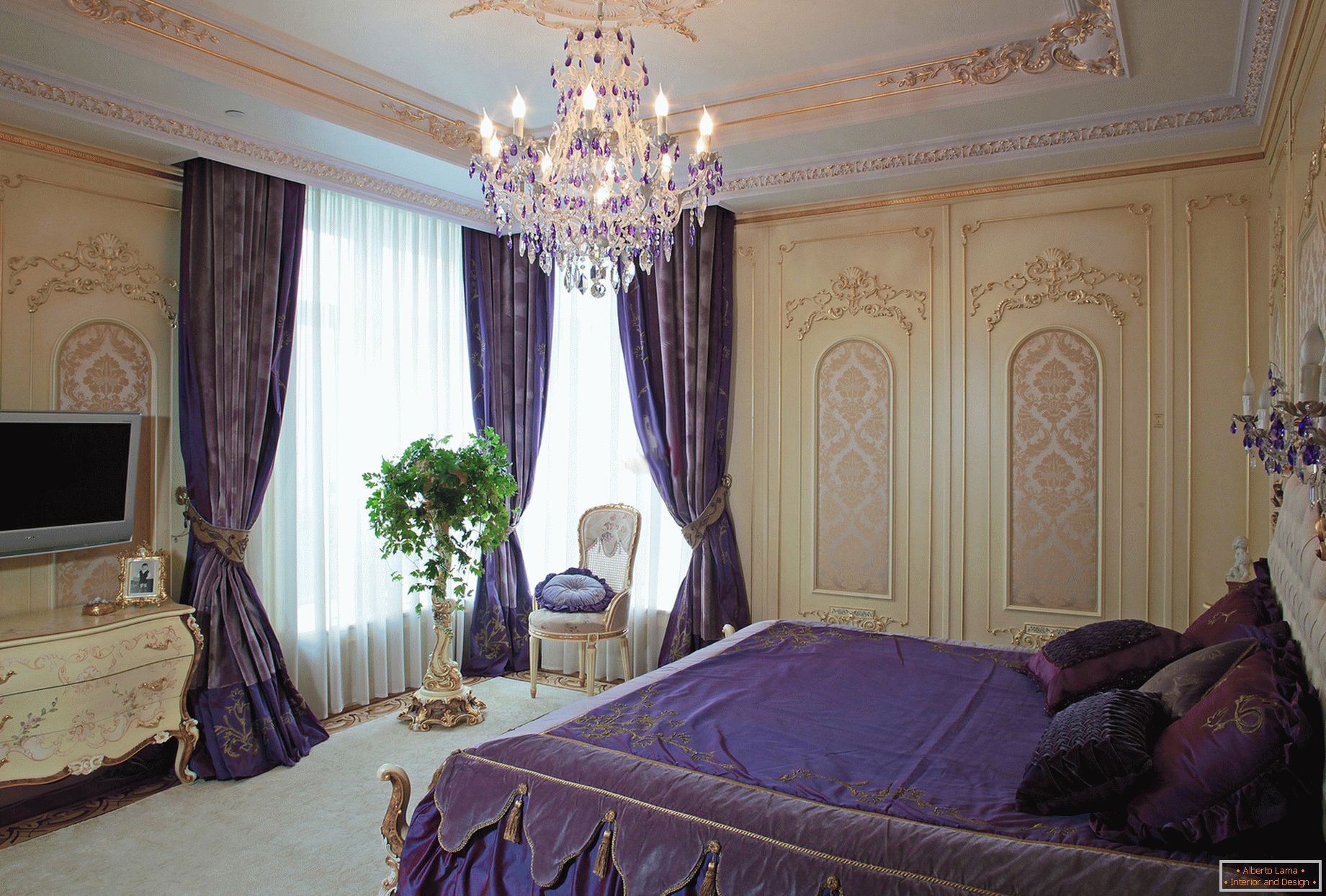 Moderna spavaća soba u baroknom stilu. Suptilan dizajn koncepta - tamno ljubičaste zavese su kombinovane sa posteljinom u tonu.