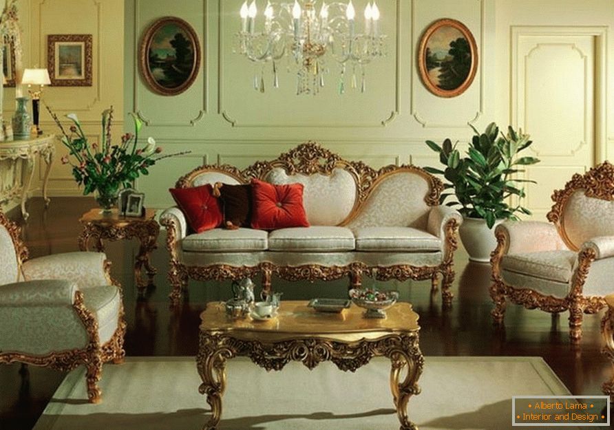 Gostinjska soba je u nežnim tonovima masline. Namještaj sa izrezanim leđima i nogama odgovara stilu baroka.