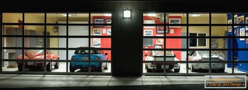 Garaža sa staklenim kapijama