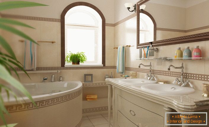 Kupaonica u mediteranskom stilu u seoskoj kući u predgrađu. 