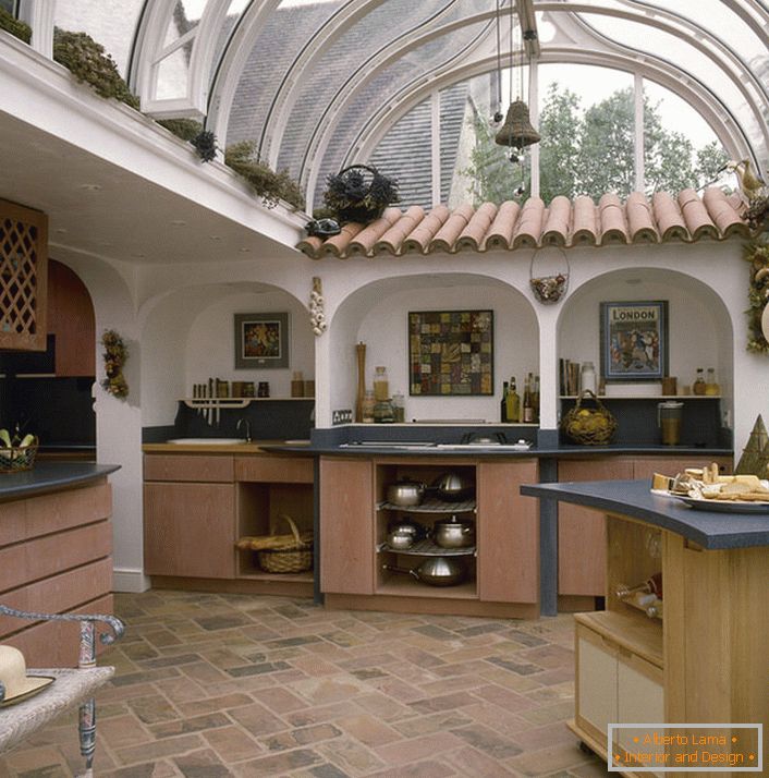 Kuhinja u mediteranskom stilu pod staklenim krovom u kući u južnoj Italiji.