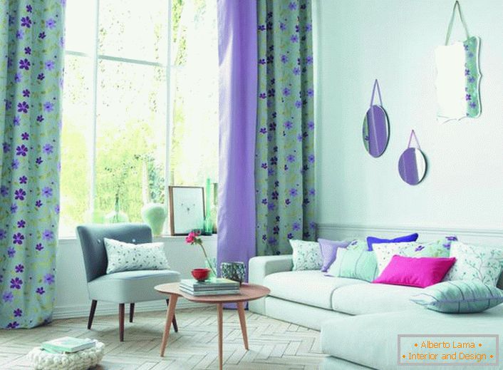 Blago plava boja daje unutrašnjem dizajnu dnevne sobe nečistoću i jednostavnost.