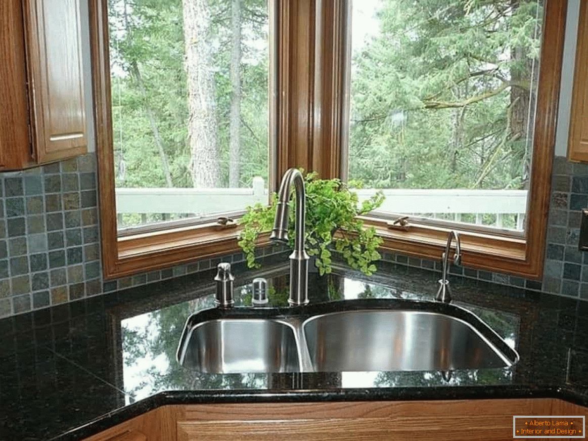 Ugaoni umivaonik u kuhinji sa prozorom