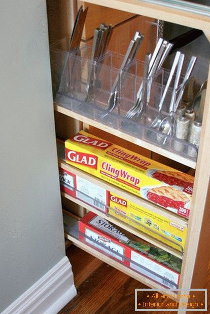 Kutija za jela u maloj udobnoj kuhinji