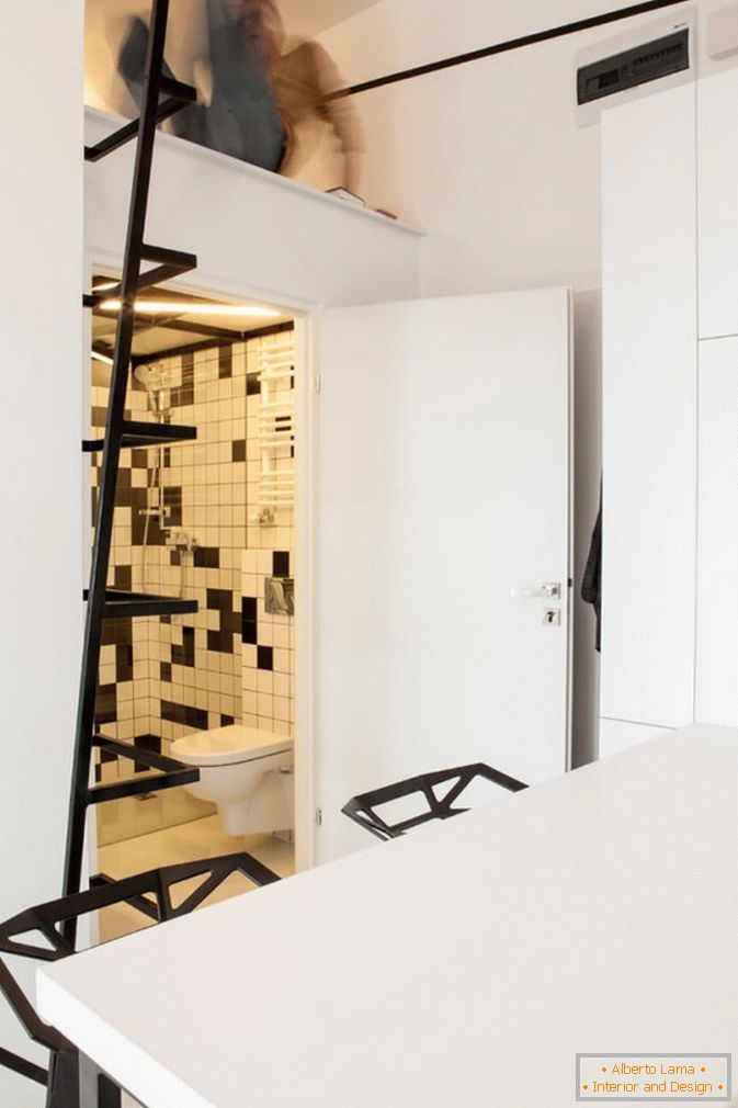 Kupatilo studio apartmana u crno-beloj boji