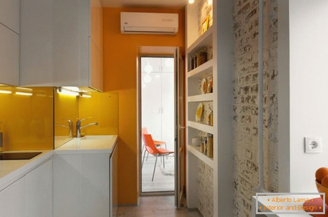 Kuhinja malog studijskog stana u Kijevu