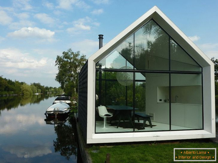 Mala staklena kuća u blizini jezera u Holandiji