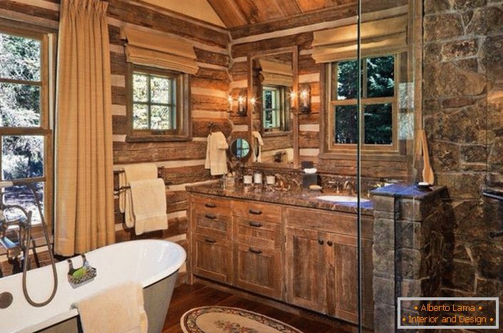 Kupaonica u zemlji u stilu države sa pravilno odabranim namještajem. Zanimljiva ideja dizajna je prozor sa drvenim ramom iznad kupaonice.