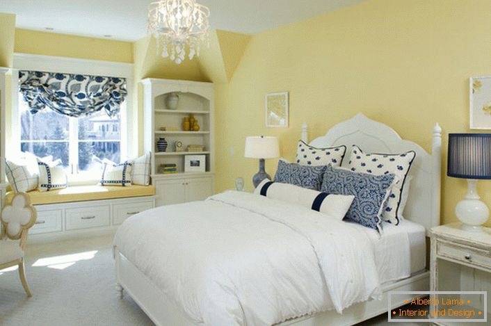 Izbledela žuta boja završnog sloja usklađena je sa belim i plavim elementima dekora. Neobična kombinacija je smelo rešenje za spavaću sobu u stilu zemlje.