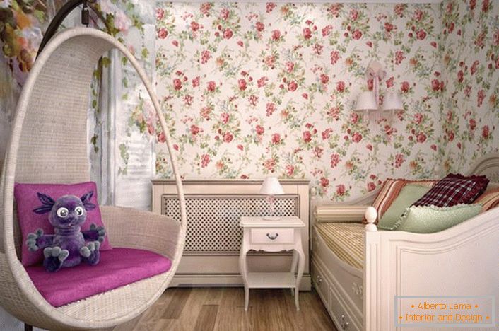 Prostor za mladu damu uređen je u prirodnom stilu. U najboljim tradicijama stila dizajner je koristio tapet sa cvjetnim ukrasom.