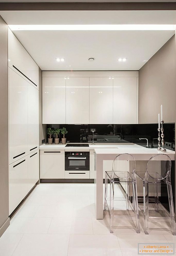 Elegantna crno-bela kuhinja u malom prostoru