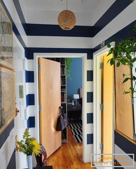 Striped wallpaper u hodniku