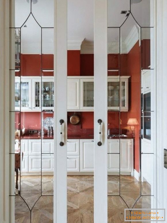 Elegantna klizna vrata za kuhinje od drveta s staklom