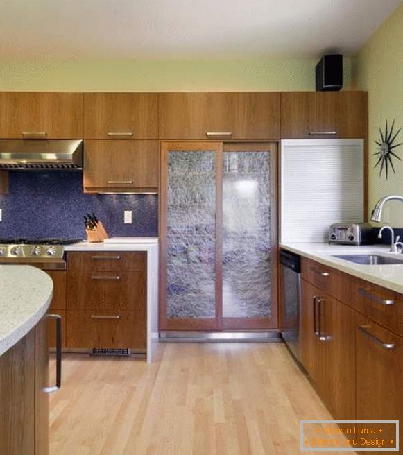 Drveni kupaći kliznih vrata u kuhinji sa staklom