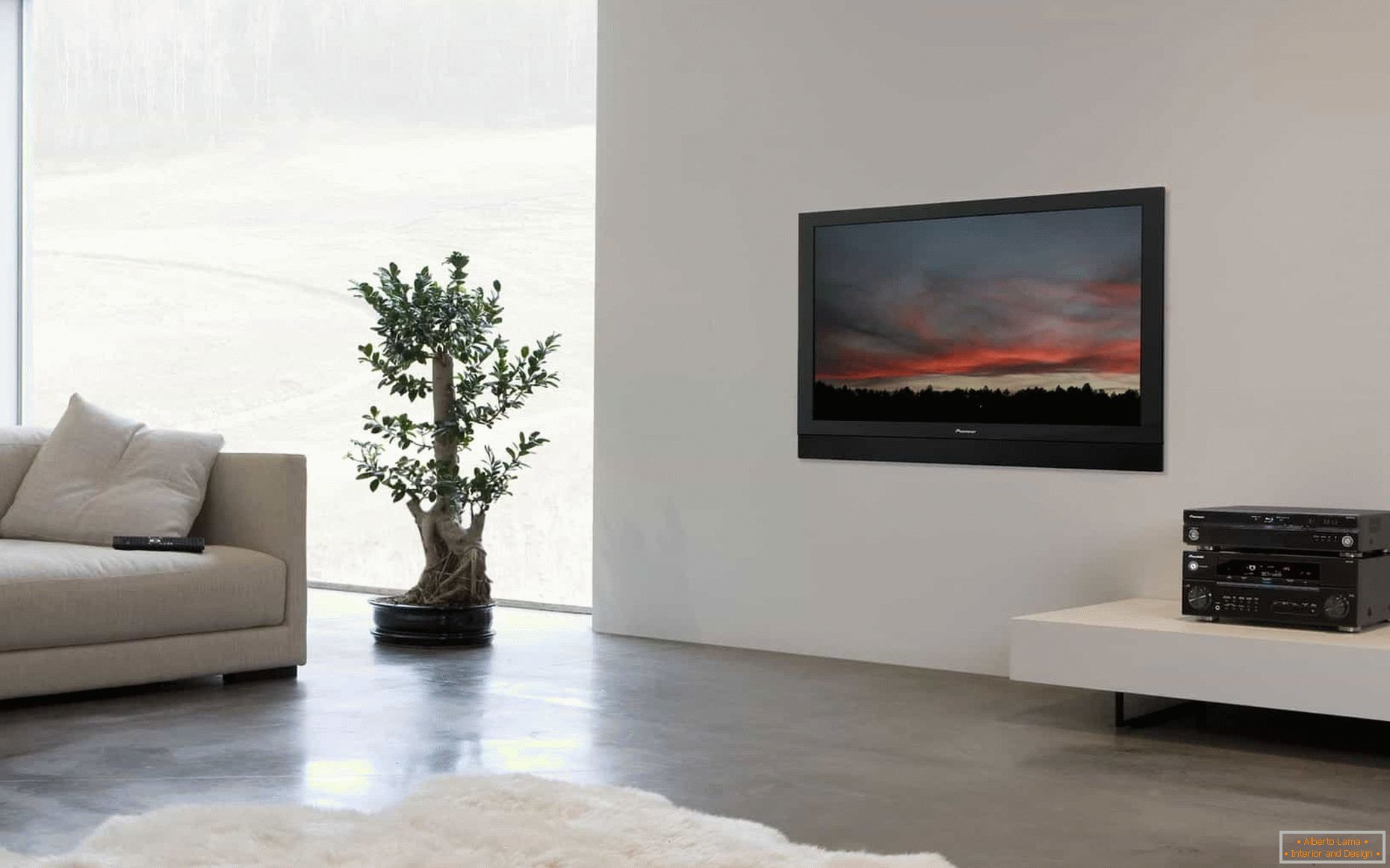 TV na belom zidu u dnevnoj sobi