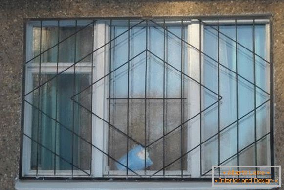 Zavarene metalne rešetke na prozorima - foto sa fasade