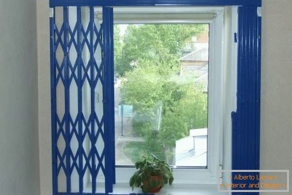 Interne rešetke на окна - раздвижные синего цвета