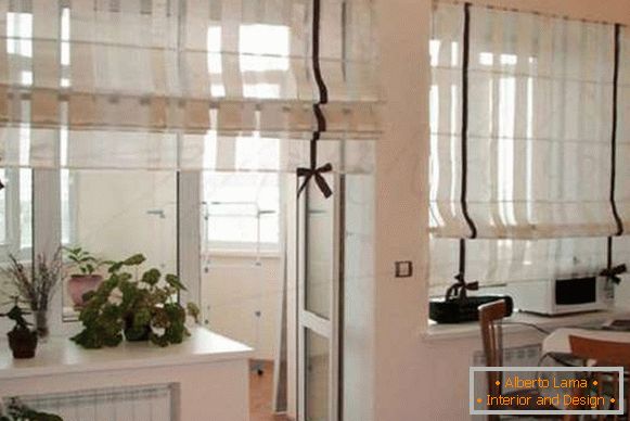 Rimske zavese u kuhinji na balkonskim vratima, foto 21