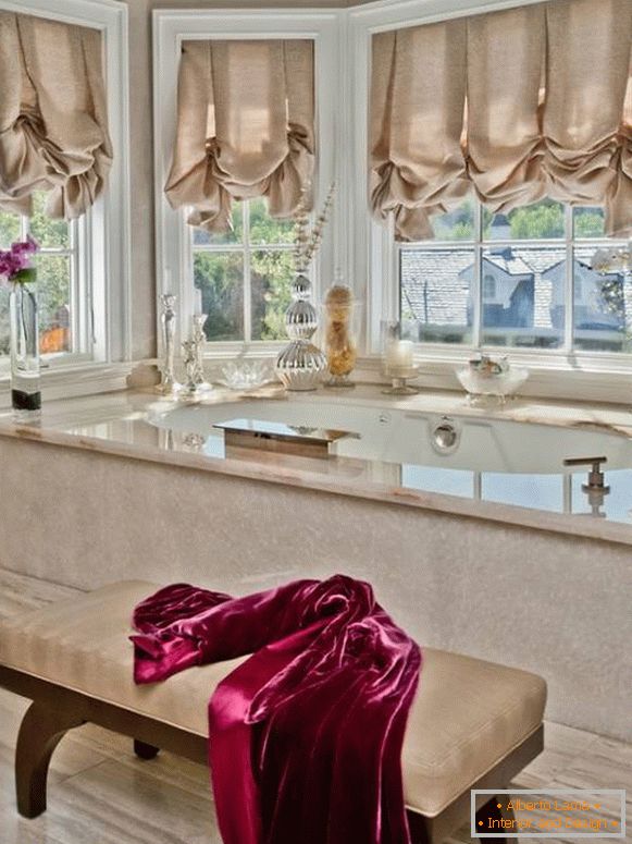 Rimske zavese na fotografiji kupatila