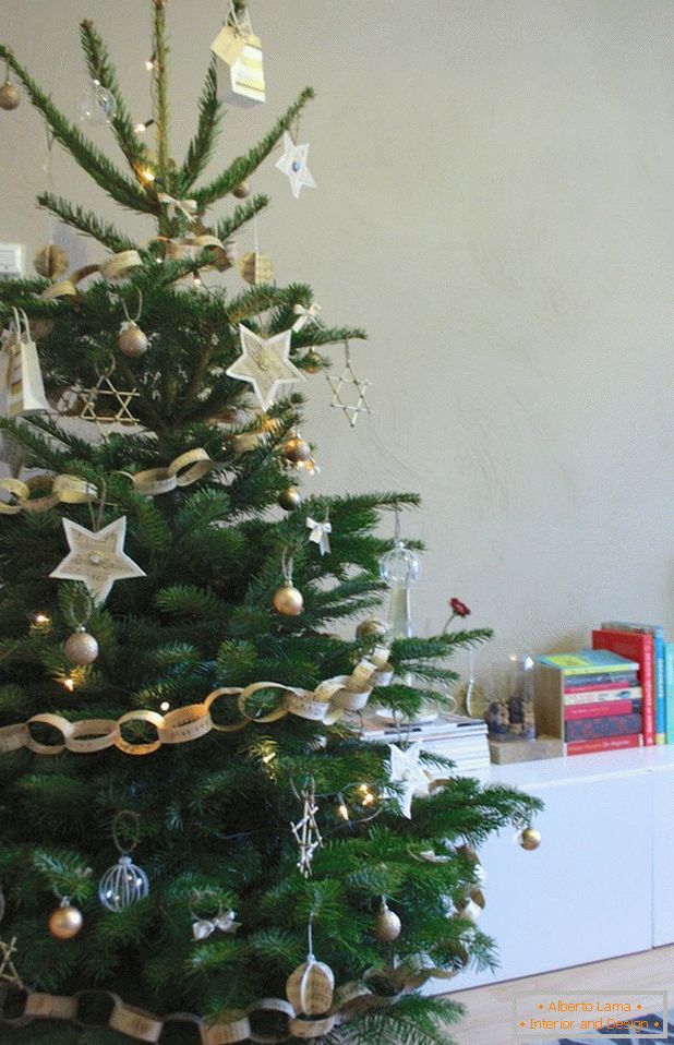Božićno drvo ukrašeno domaćim igračkama