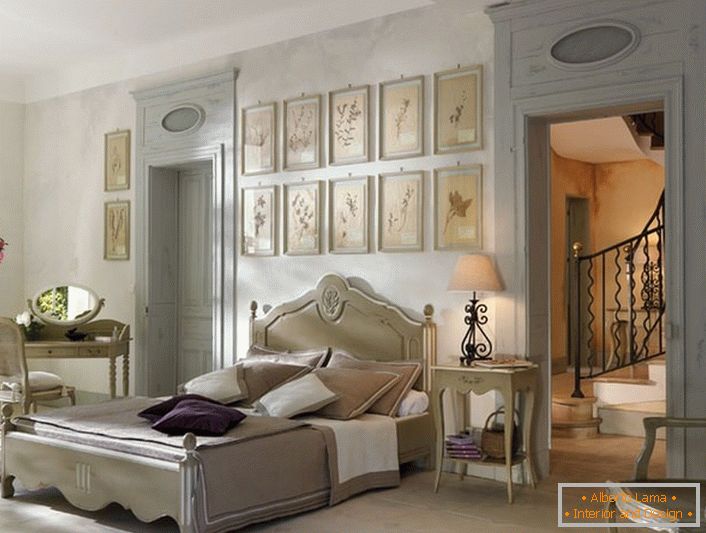 U skladu sa tradicijom francuskog stila za spavaću sobu odabran je lakonski nameštaj od drveta. Interesantan detalj je kolaž slika iznad glave kreveta.