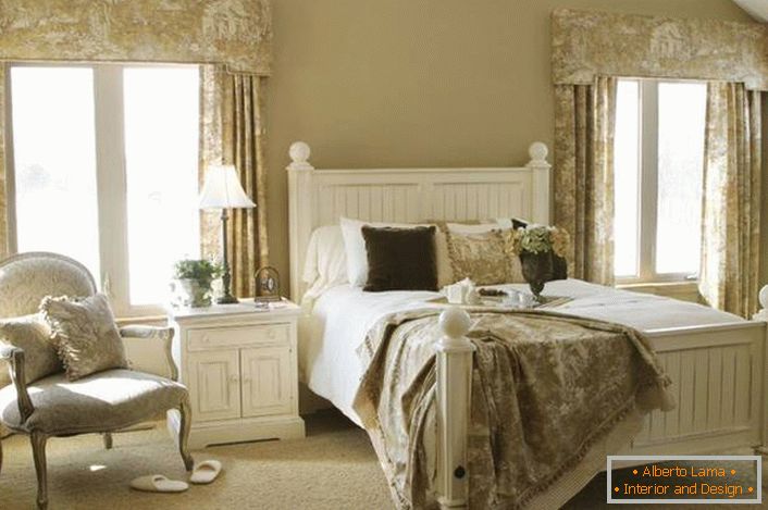 Romantičan stil u spavaćoj sobi je jedinstvena elegancija. Svetle bež boje završene u kombinaciji sa bijelim nameštajem izgledaju nežne, stvaraju ugodnu atmosferu za opuštanje.