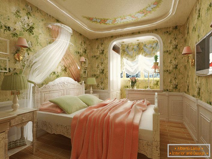 Spavaća soba u francuskom stilu za mladu damu. Neobična namera dizajna je značajna za dekoraciju zidova uz cvetno štampanje.