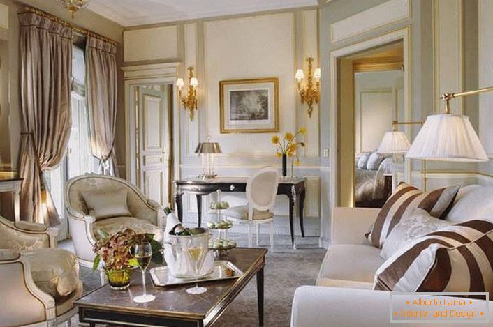 Mala gostinjska soba dizajnirana je u skladu sa zahtevima francuskog stila. Dobar primer osvjetljenja dnevne sobe. 