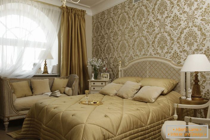Mala porodična spavaća soba u francuskom stilu sa velikim izduženim prozorom izgleda elegantno i spektakularno.