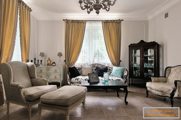 Francuski stil u unutrašnjosti sobe za goste izgleda opušteno i elegantno. Njegov elegantan enterijer pruža glatku liniju nameštaja i pravilno izabrano osvetljenje.