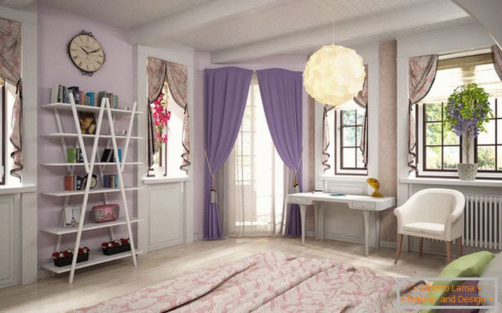 Spavaća soba u francuskom stilu je svetla i prostrana. Otvoreni prozori su ukrašeni lakonskim lambrequinima. 