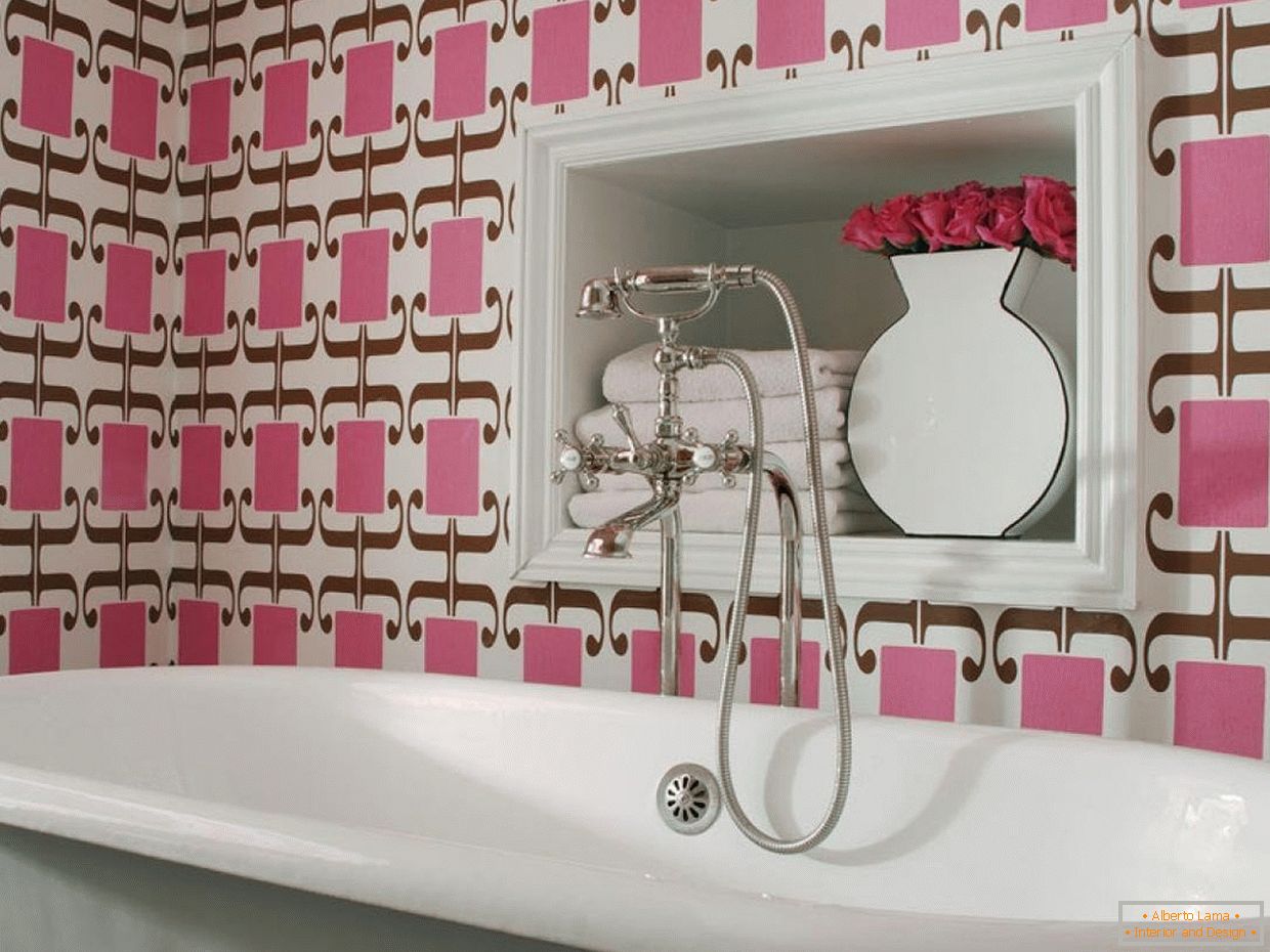 Kupatilo sa zidnom dekoracijom u ružičastim bojama