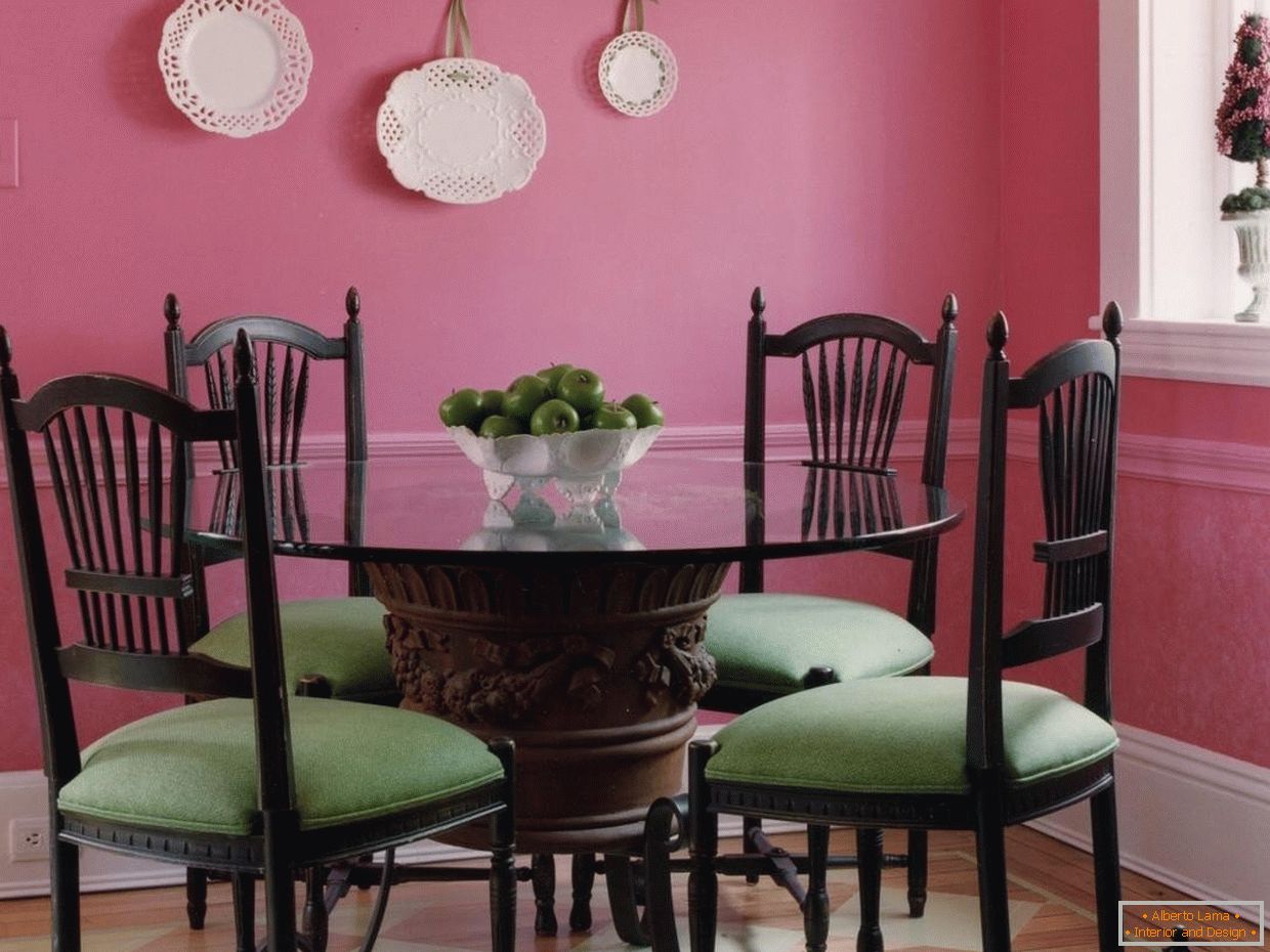 Kombinacija zelenih stolica u ružičastoj trpezariji
