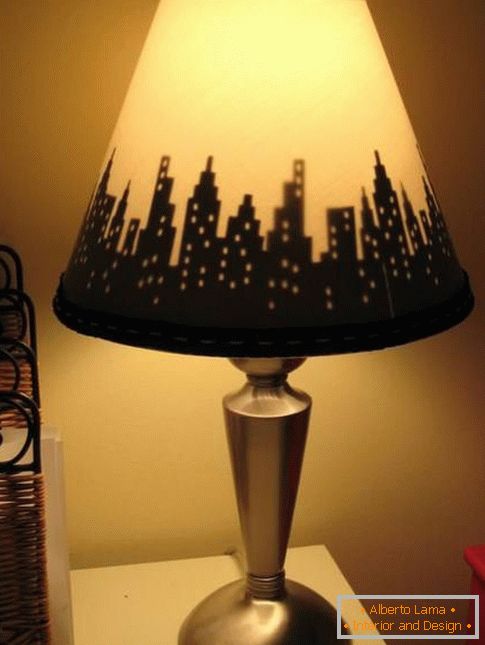 Prekrasna lampa za stolnu lampu