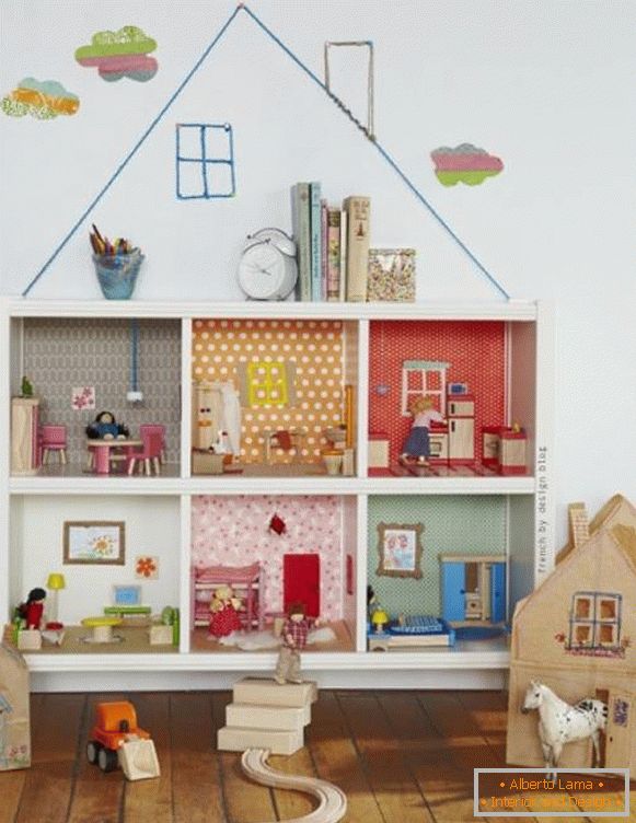 Kvadratne police kao kuća za lutke