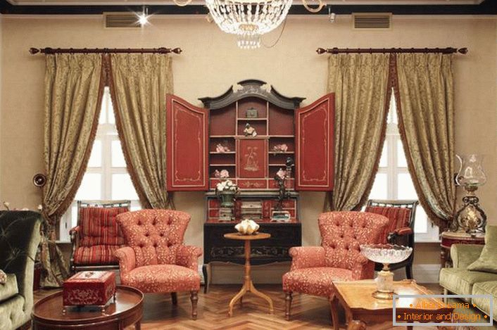 Prepoznatljive osobine indijskih motiva u postavci luksuzne dnevne sobe.