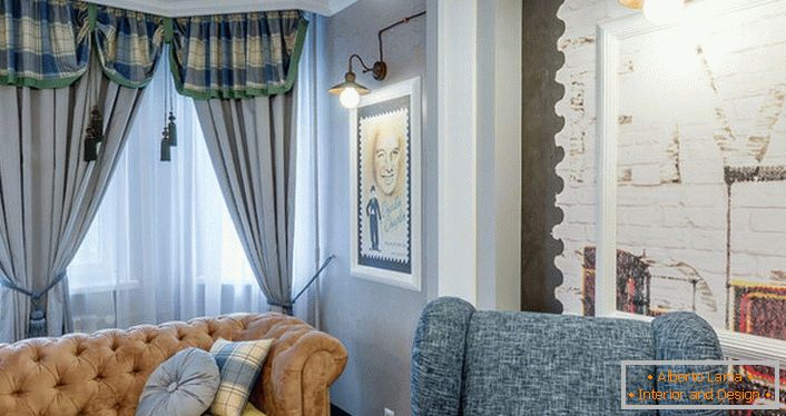 U modernom enterijeru dnevne sobe mlade umetničke porodice, uvek možete pronaći tradicionalne karakteristike. Obratite pažnju na kauč Chester, zavese od teškog tekstila i paletu boja u dekoraciji zidova. 