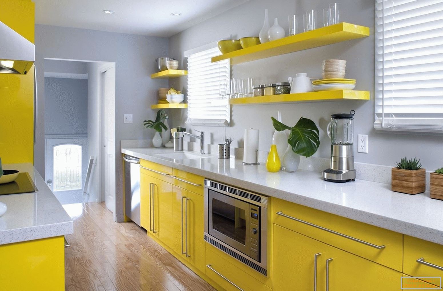 Kombinacija žutog nameštaja i sivih zidova u kuhinji