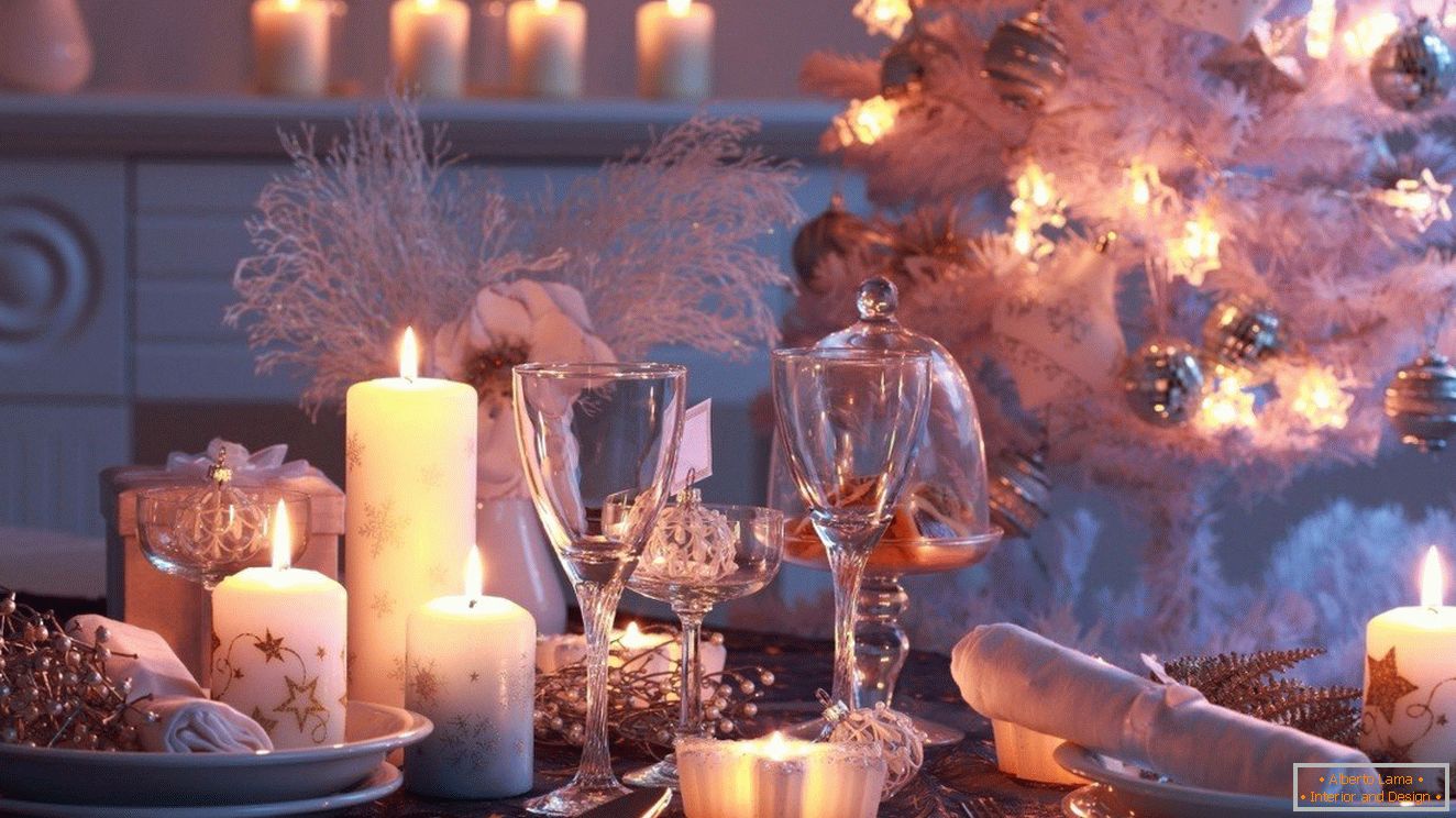 Korišćenje sveća različitih veličina u dekor Novogodišnjeg stola